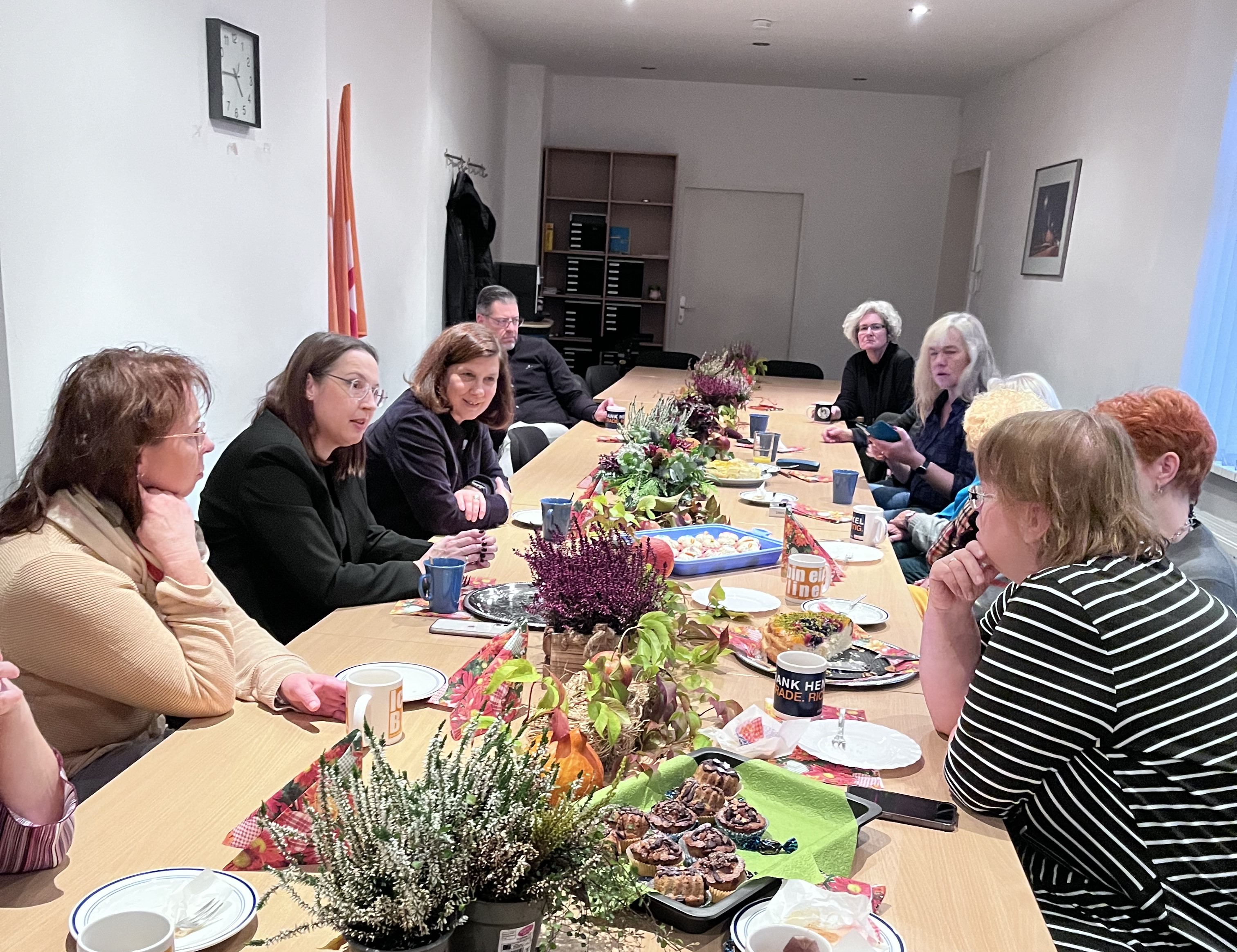 Bei Kaffee und Cupcakes mit Frauen Union Spandau